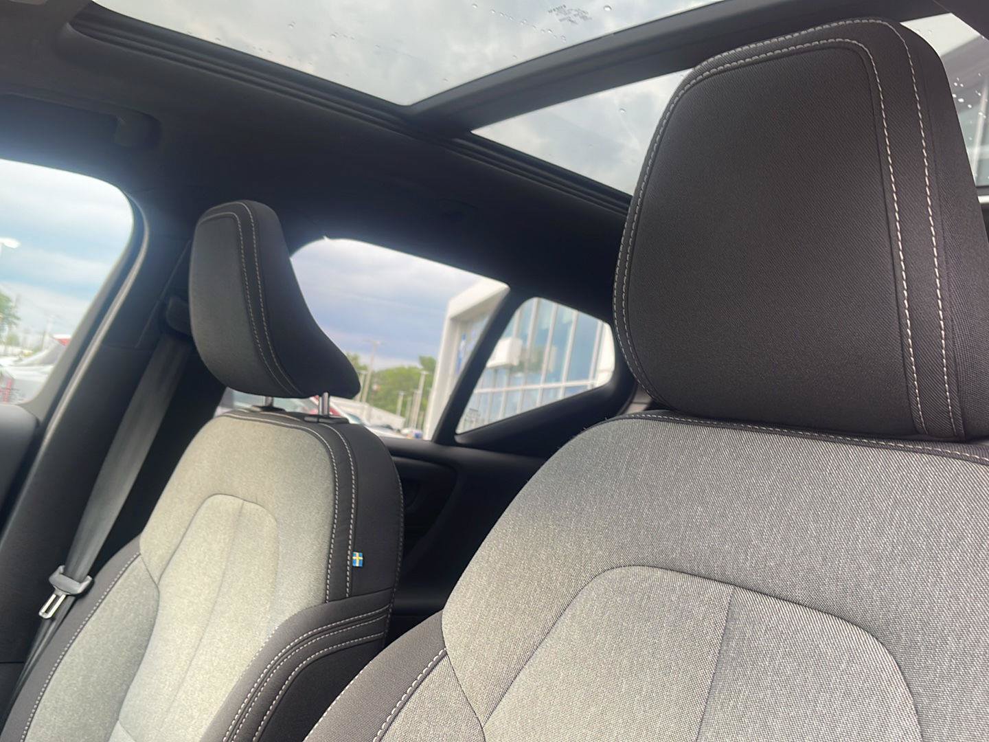 Used 2024 Volvo XC40 B5 Core AWD/4WD image 8