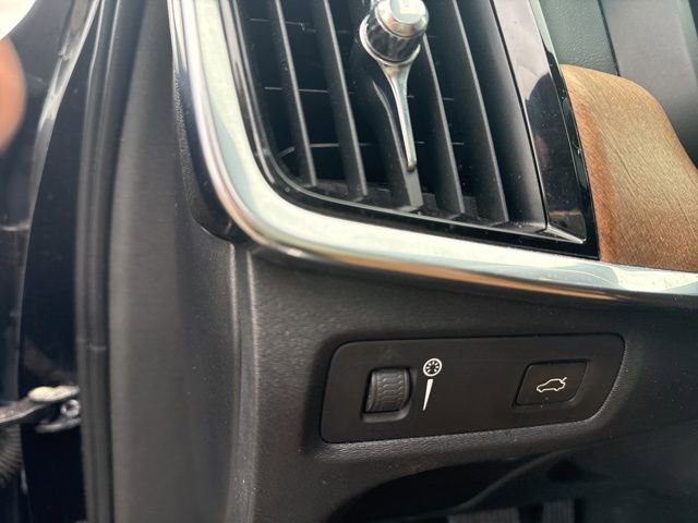 Used 2017 Volvo S90 T6 Inscription w/ Climate Package image 19