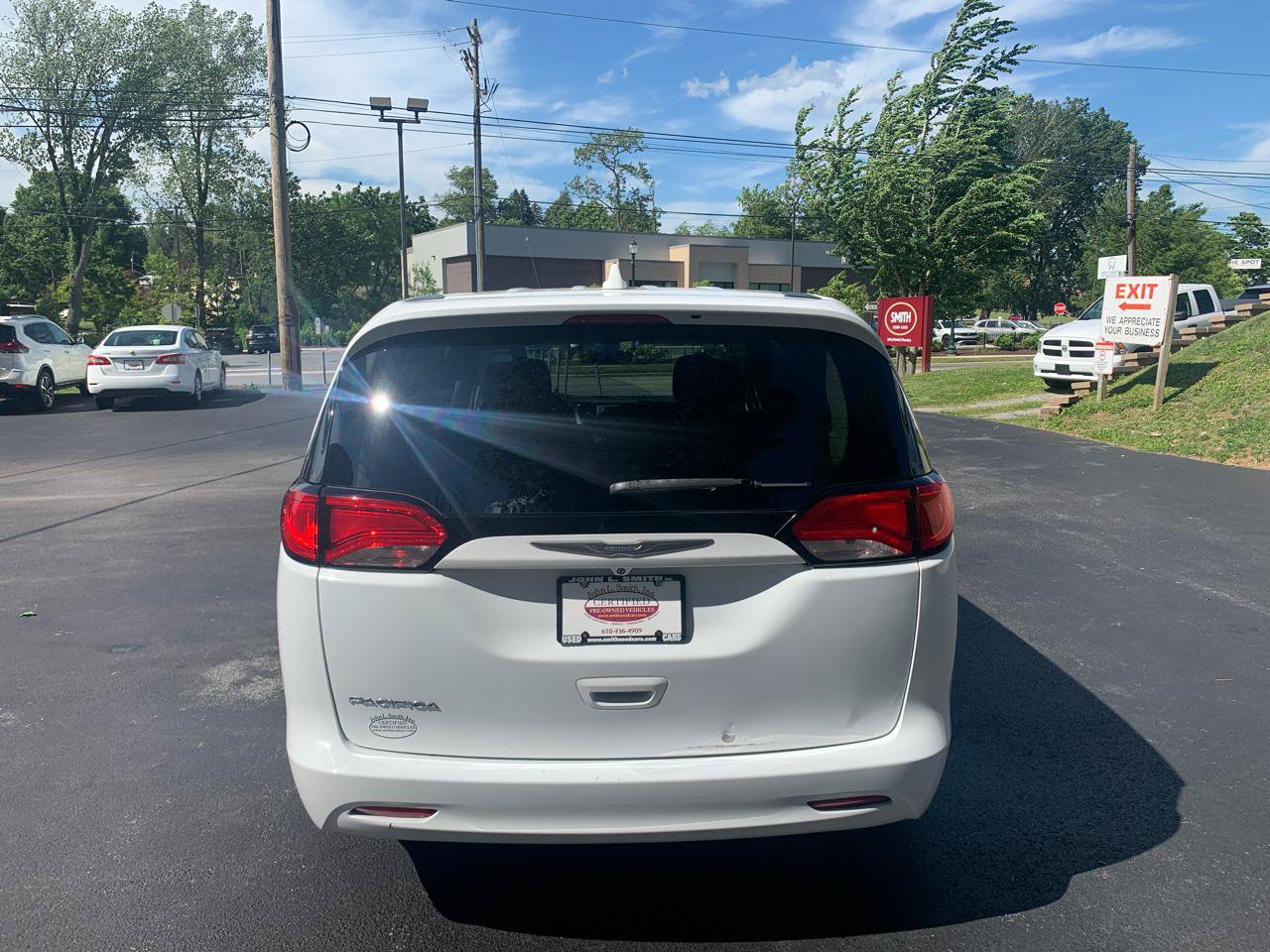 Used 2017 Chrysler Pacifica LX FWD image 4