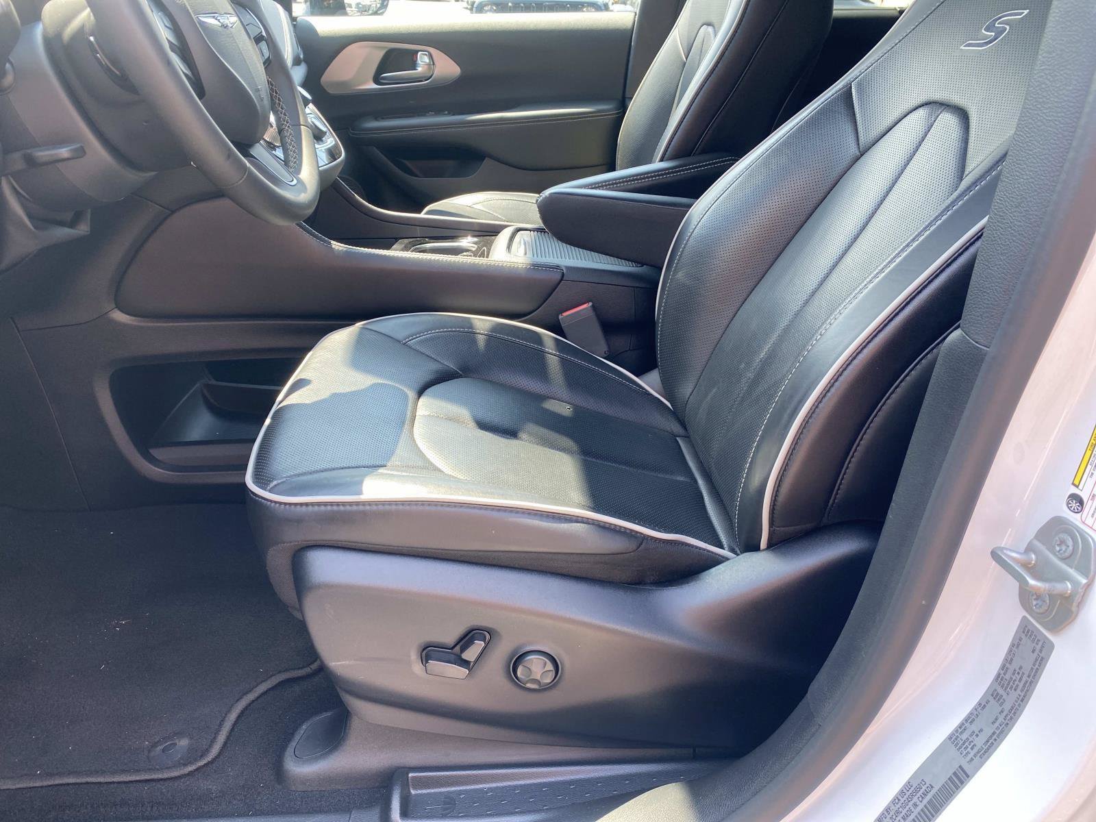 Used 2025 Chrysler Pacifica Limited FWD image 23