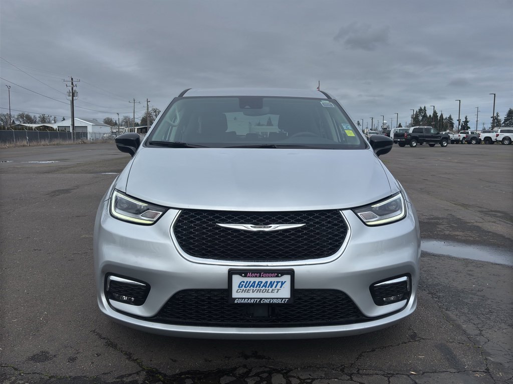 Used 2024 Chrysler Pacifica Select image 2