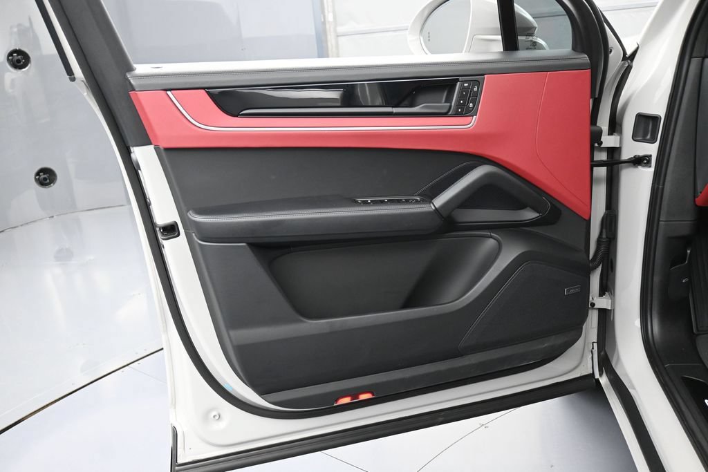 Certified 2025 Porsche Cayenne GTS AWD/4WD image 15