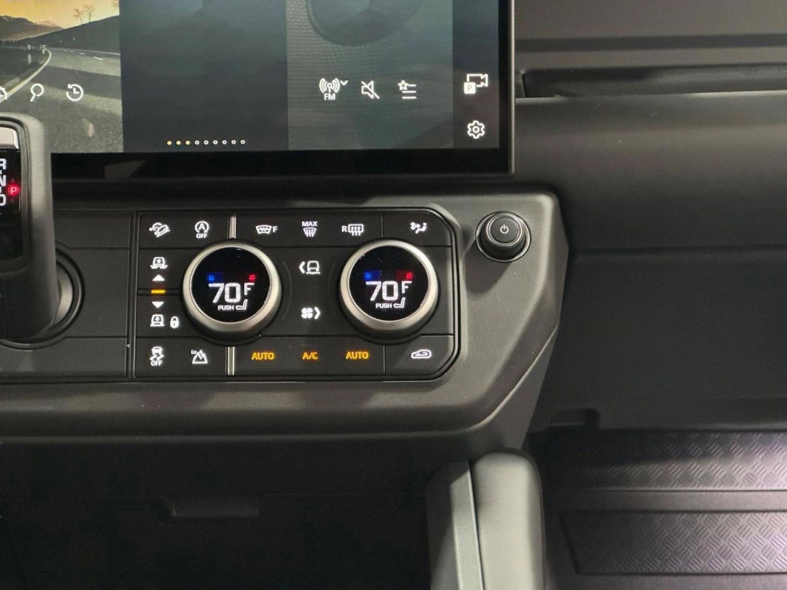 New 2026 Land Rover Defender 110 X-Dynamic SE image 15