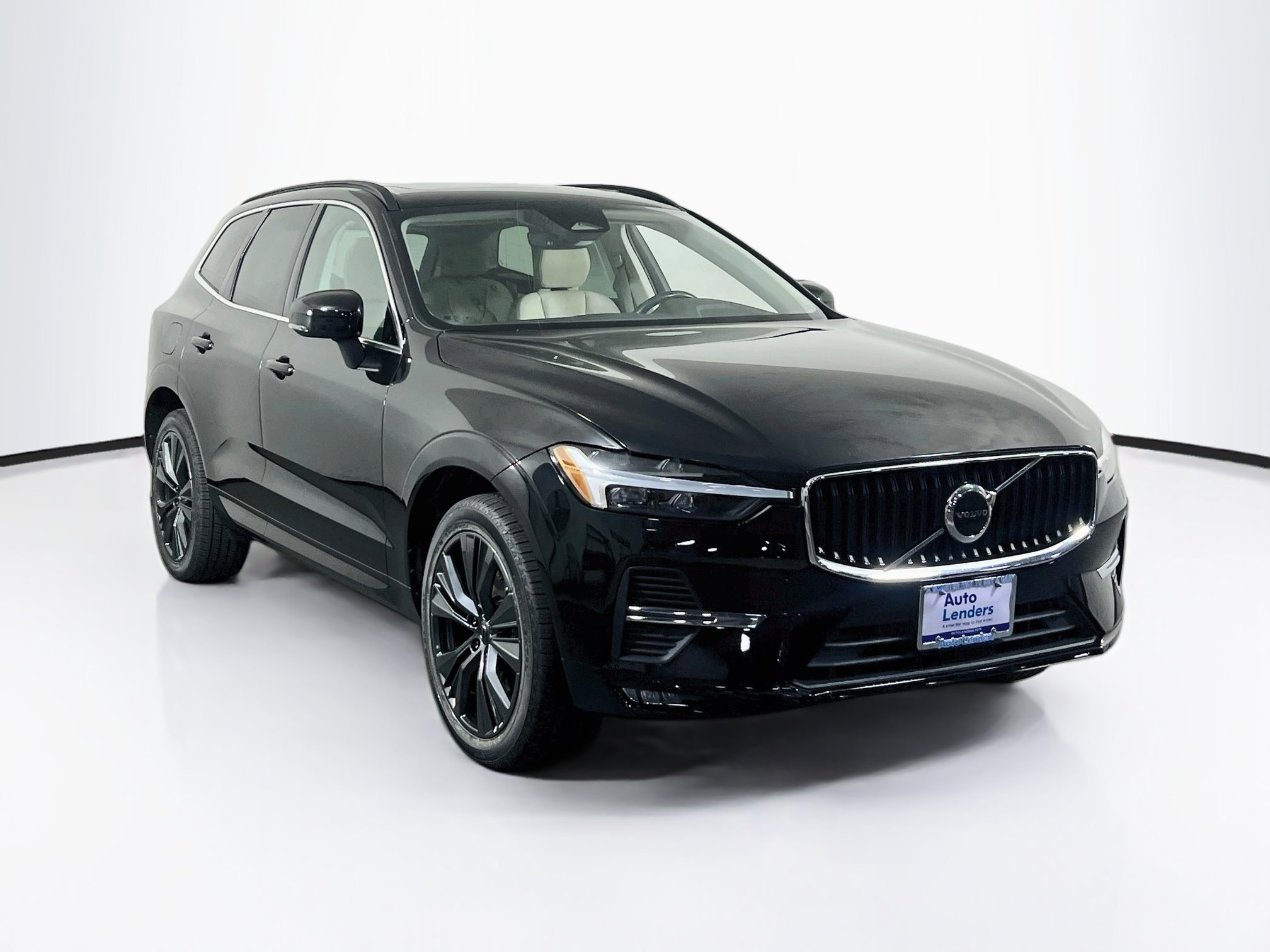 Used 2022 Volvo XC60 B5 Momentum w/ Climate Package AWD/4WD image 3