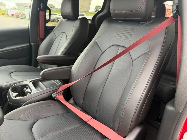 New 2027 Chrysler Pacifica Select AWD/4WD image 13