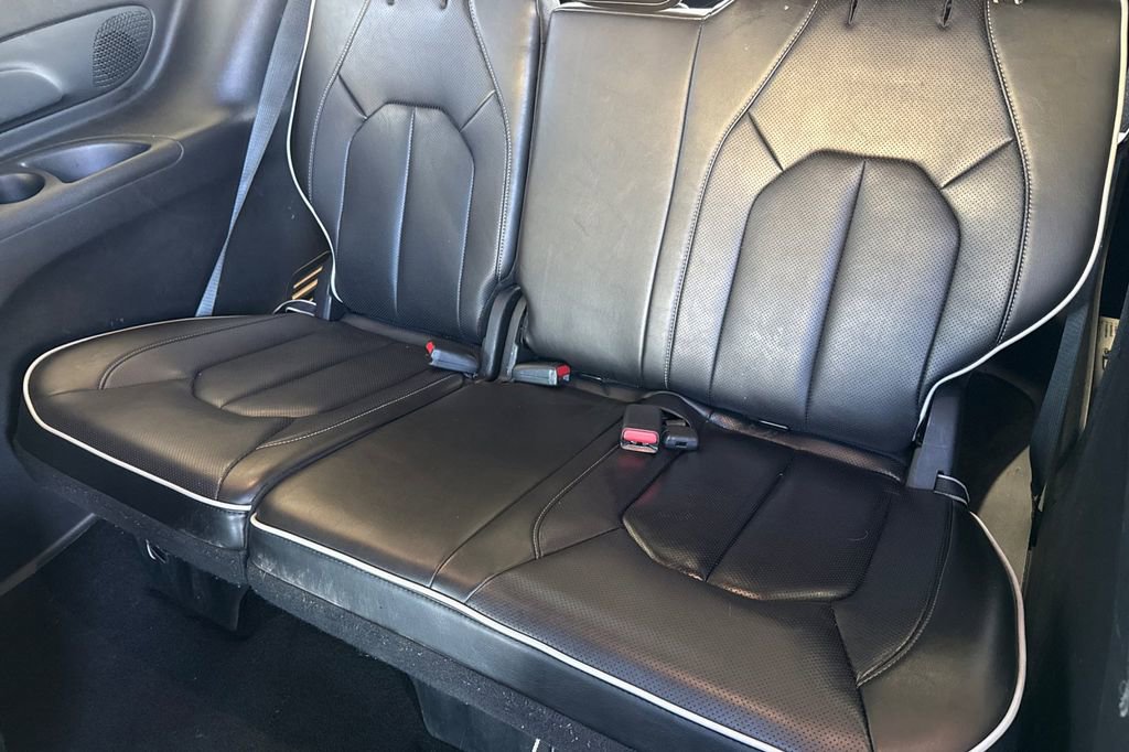 Used 2025 Chrysler Pacifica Limited image 23