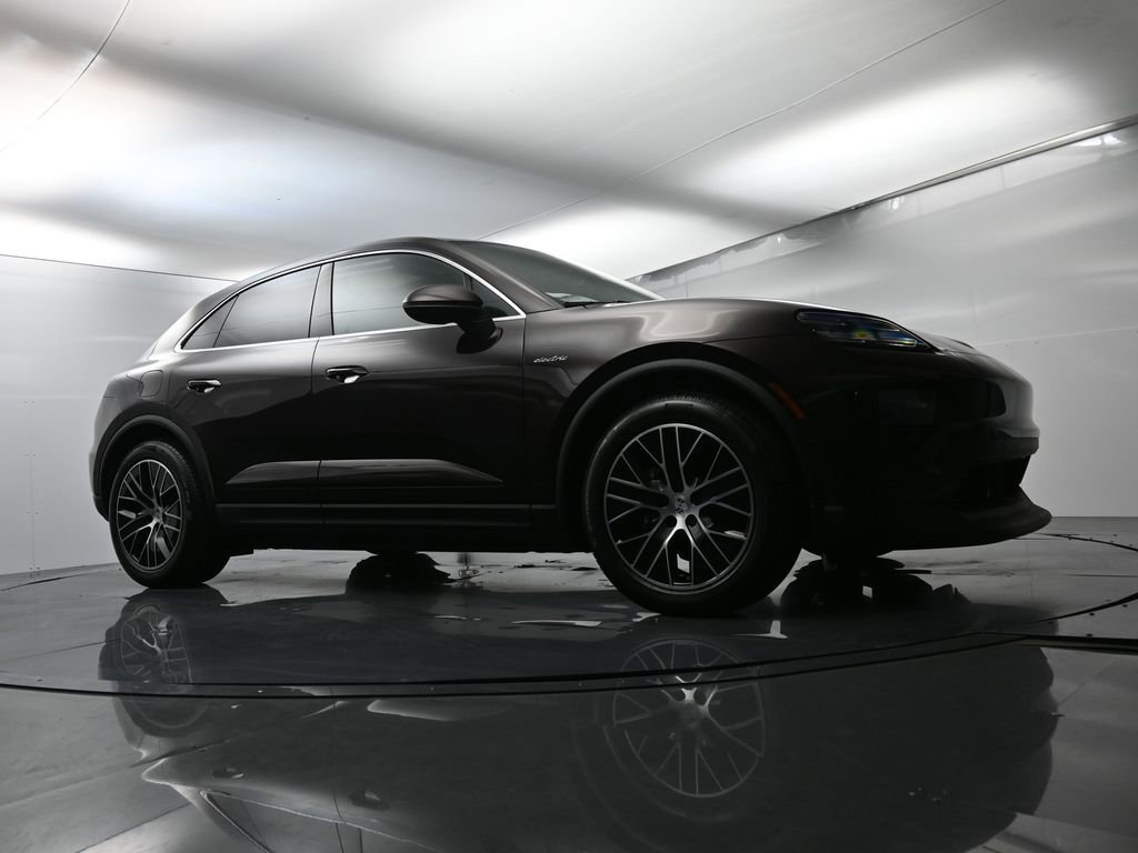 Certified 2025 Porsche Macan 4 Electric image 54