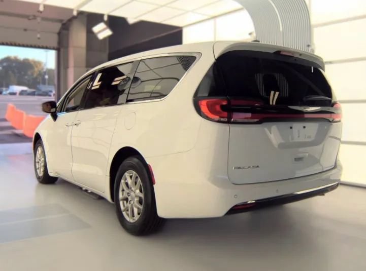 Used 2024 Chrysler Pacifica Touring-L FWD image 3