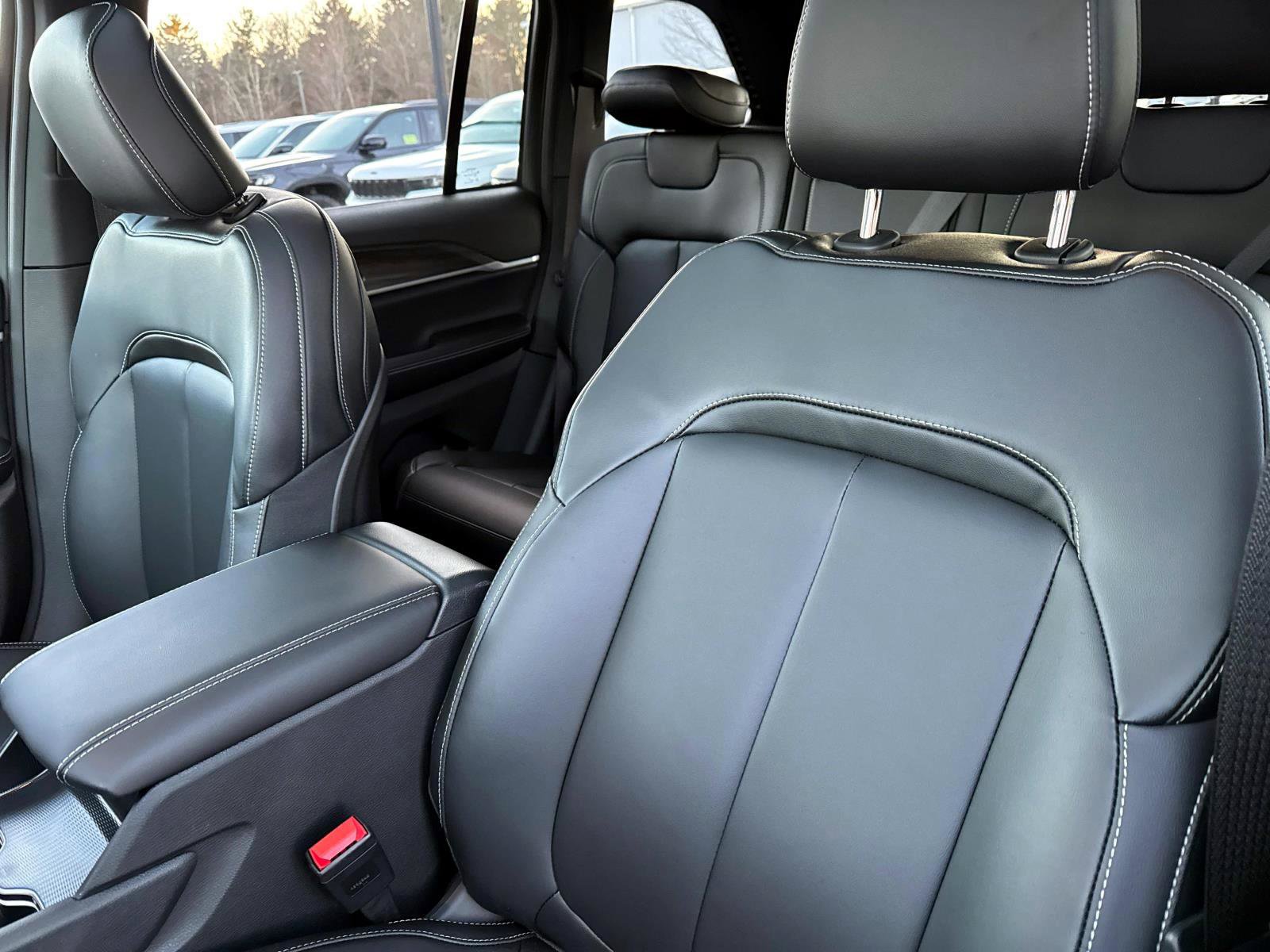 New 2025 Jeep Grand Cherokee Limited image 11