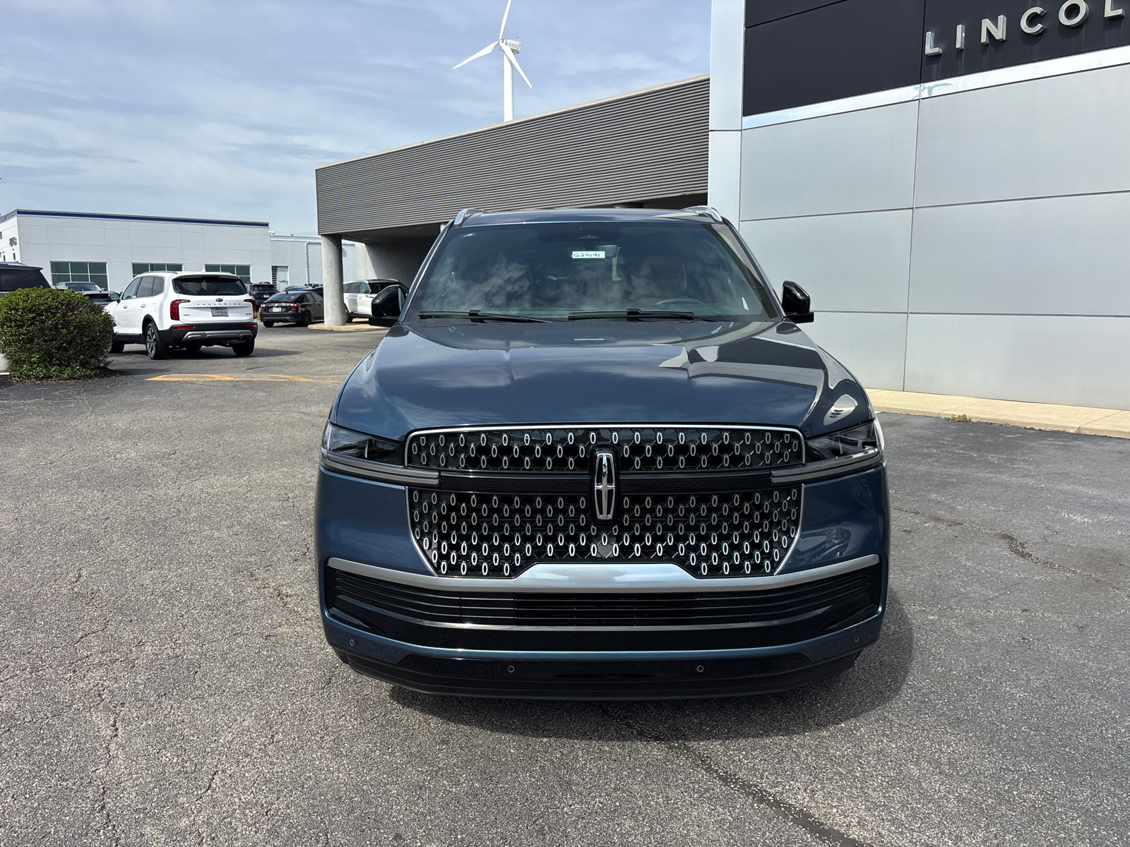 New 2027 Lincoln Navigator Reserve AWD/4WD image 2