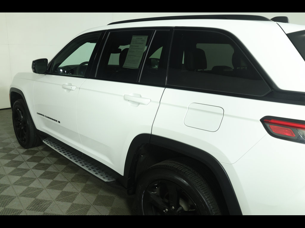 Used 2023 Jeep Grand Cherokee Altitude AWD/4WD image 16