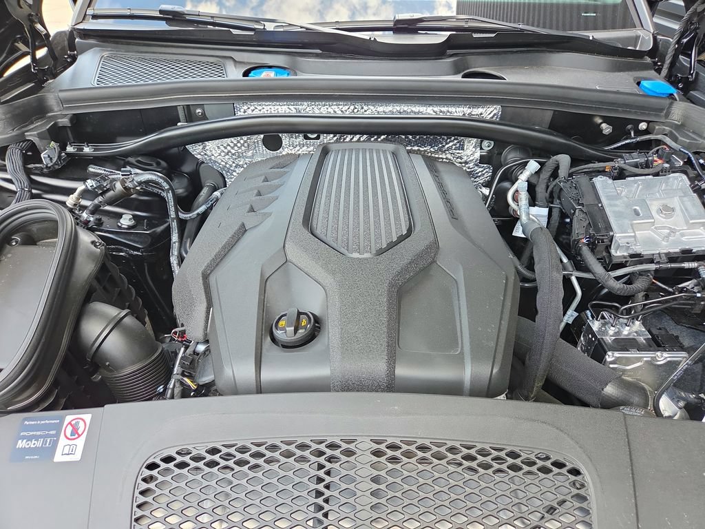Certified 2026 Porsche Macan AWD/4WD image 31