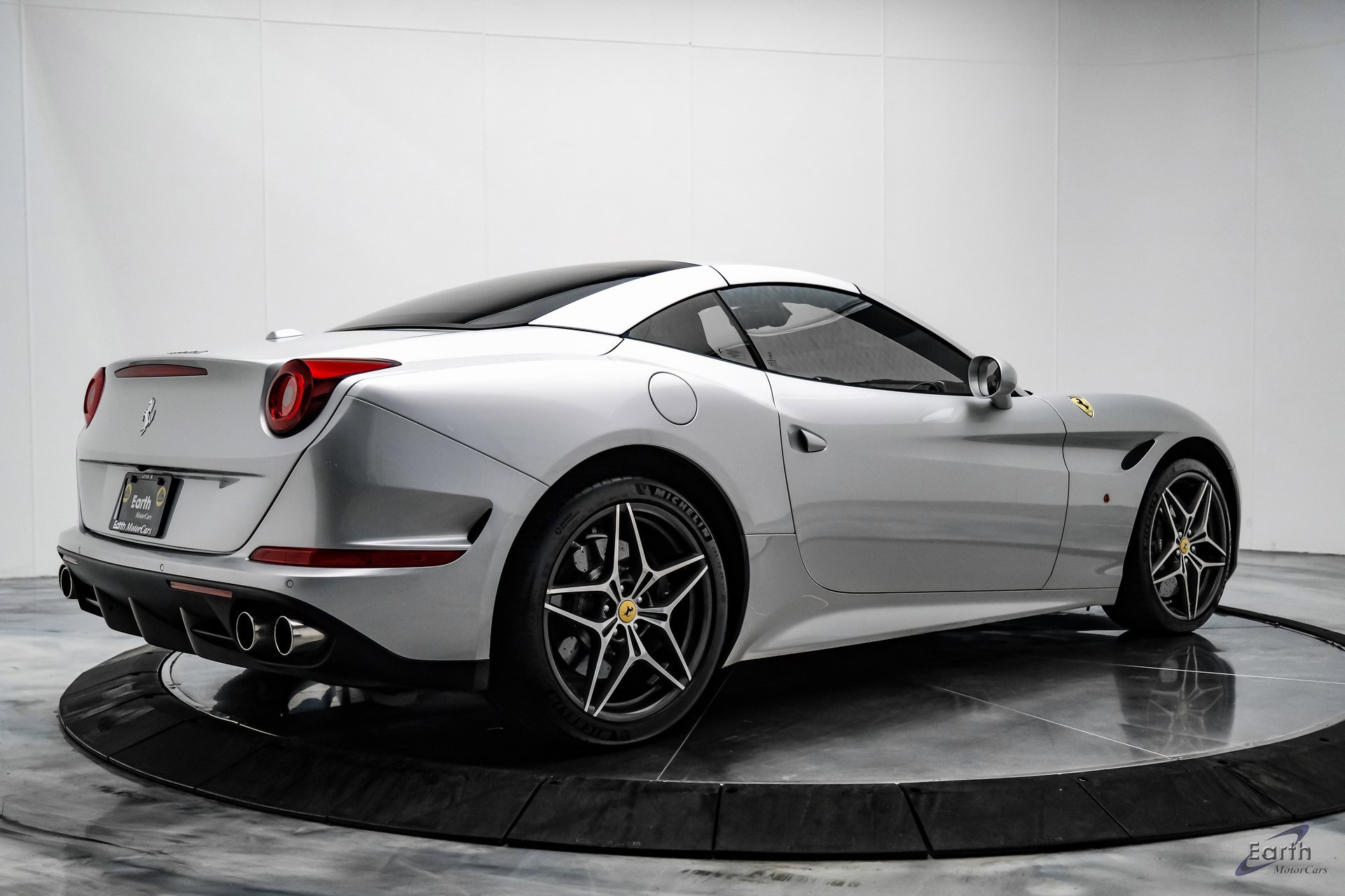 Used 2016 Ferrari California T image 21