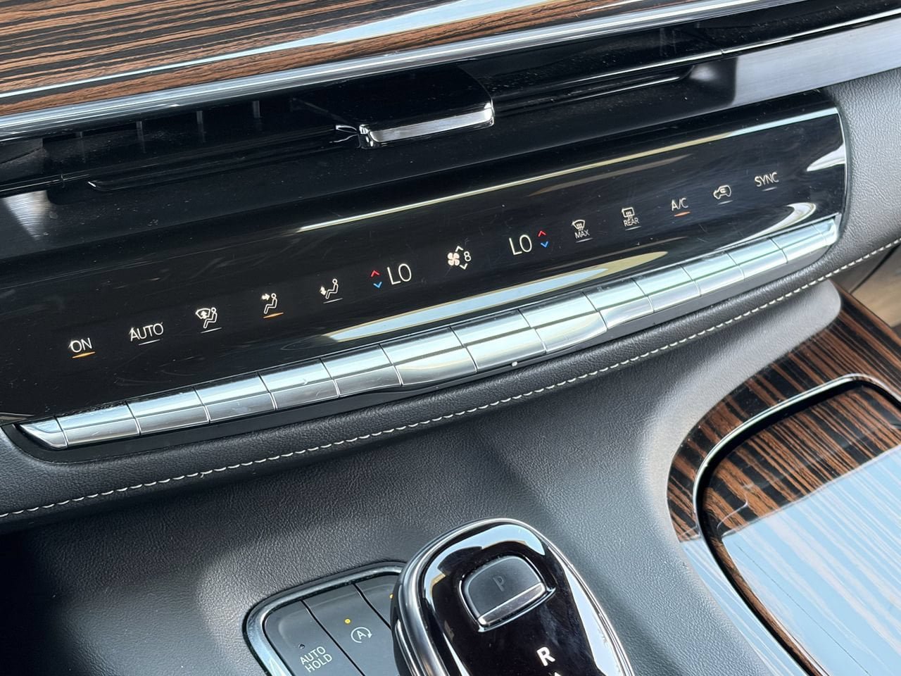 Certified 2024 Cadillac Escalade ESV Premium Luxury w/ Performance Package AWD/4WD image 30
