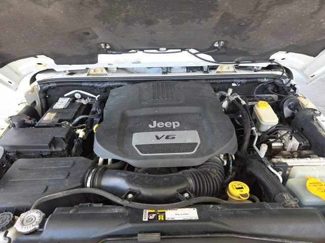 Used 2015 Jeep Wrangler Unlimited Sahara w/ Connectivity Group AWD/4WD image 70