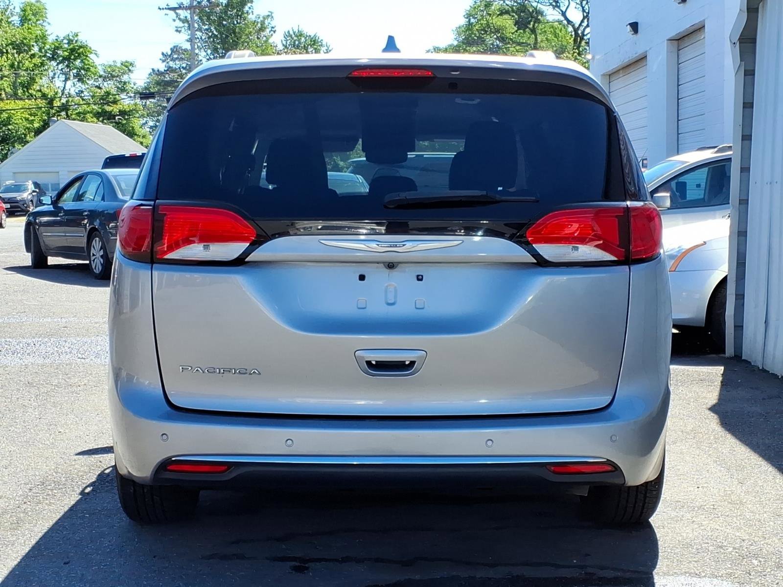 Used 2017 Chrysler Pacifica Touring-L FWD image 4