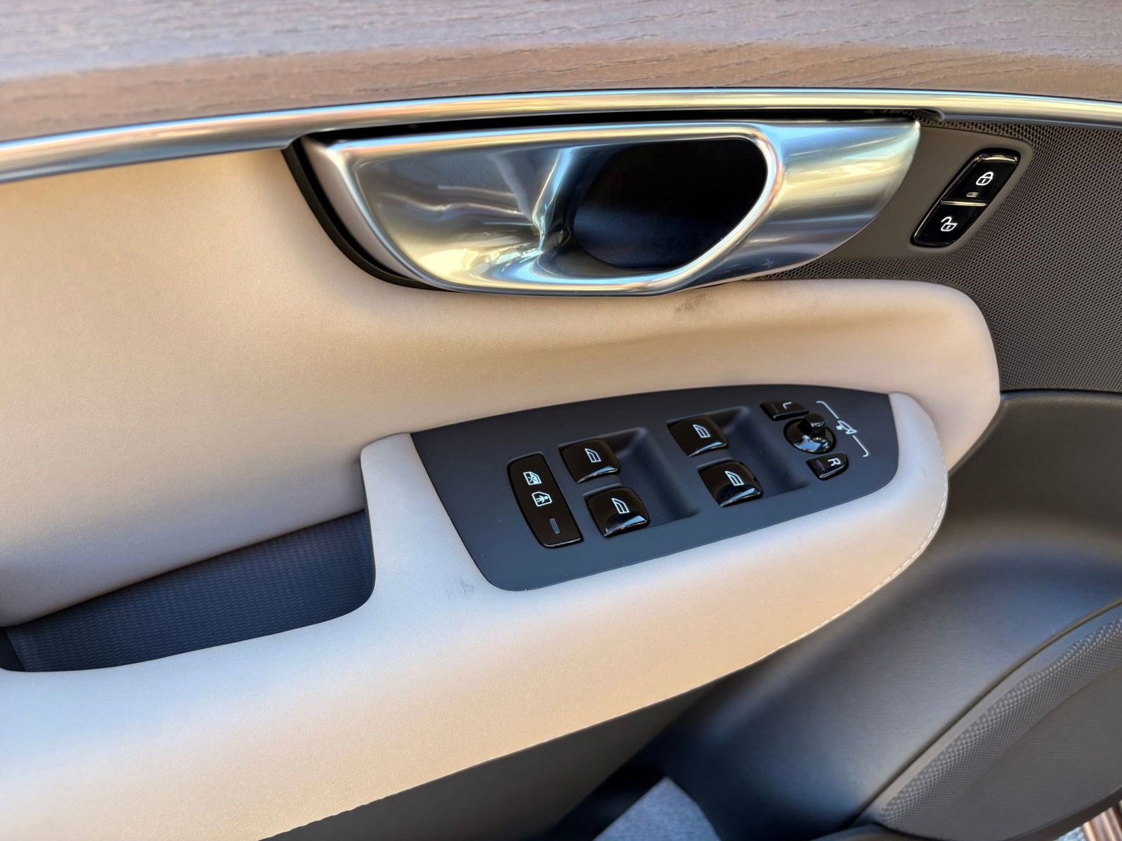 New 2026 Volvo XC90 B6 Plus w/ Protection Package image 7