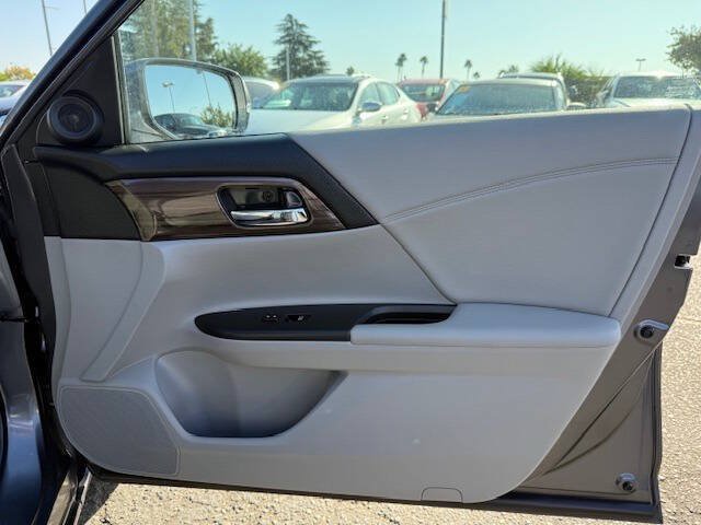 Used 2017 Honda Accord EX image 11