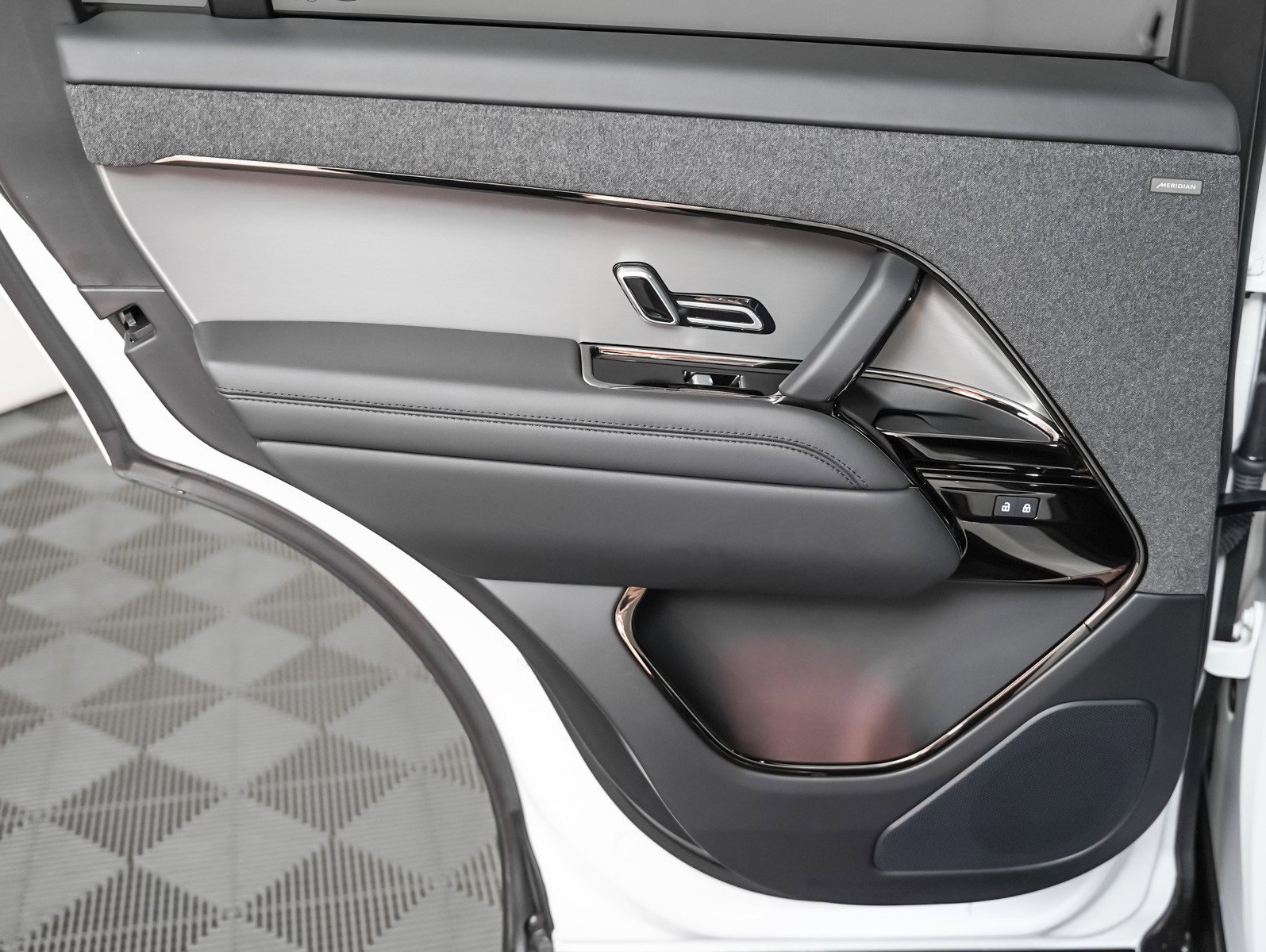 Used 2025 Land Rover Range Rover Sport Dynamic SE image 20