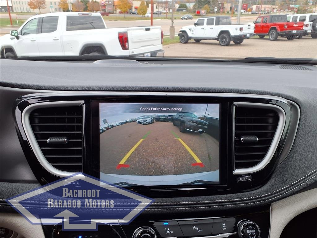 Used 2024 Chrysler Pacifica Select image 33