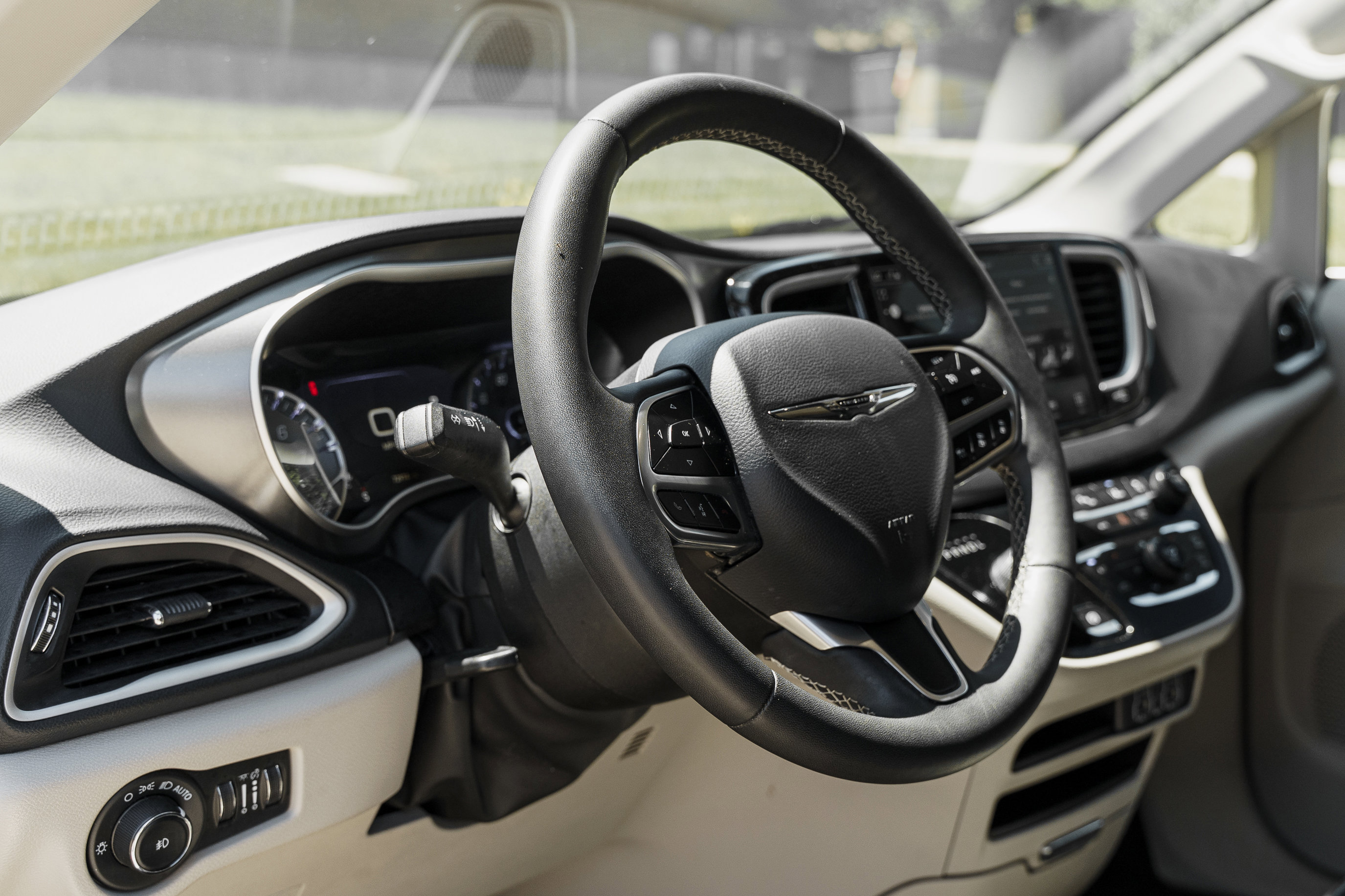 Used 2023 Chrysler Pacifica Touring-L FWD image 9