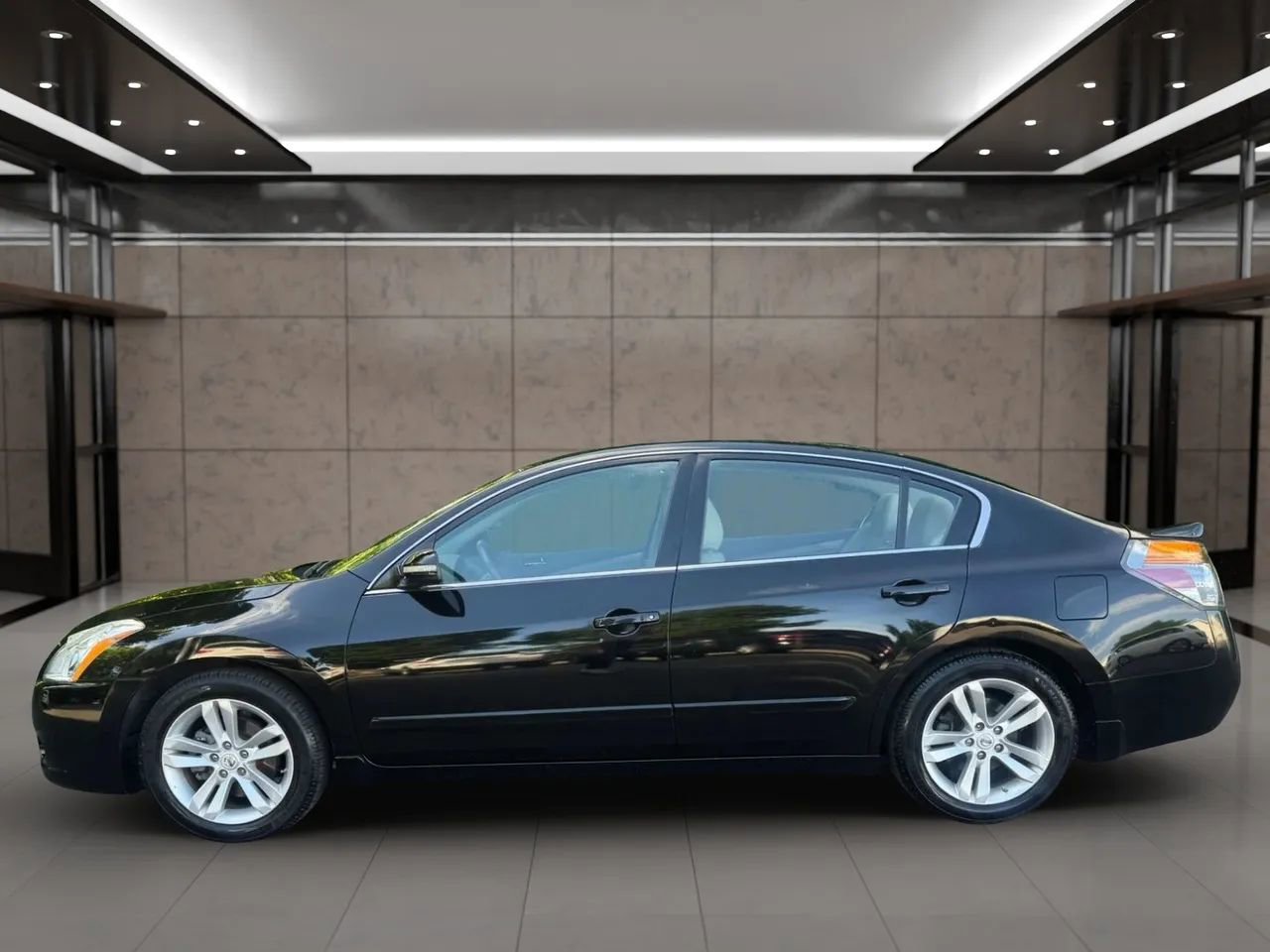 Used 2012 Nissan Altima 3.5 SR w/ Sport Pkg FWD image 3
