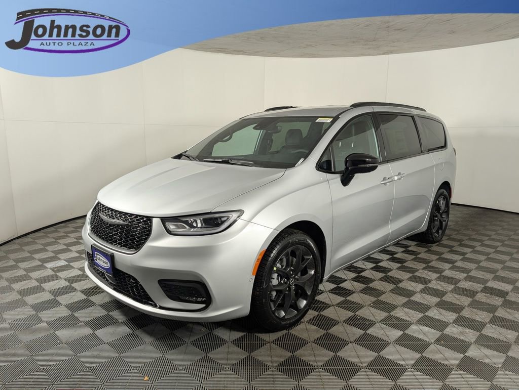 New 2026 Chrysler Pacifica Select