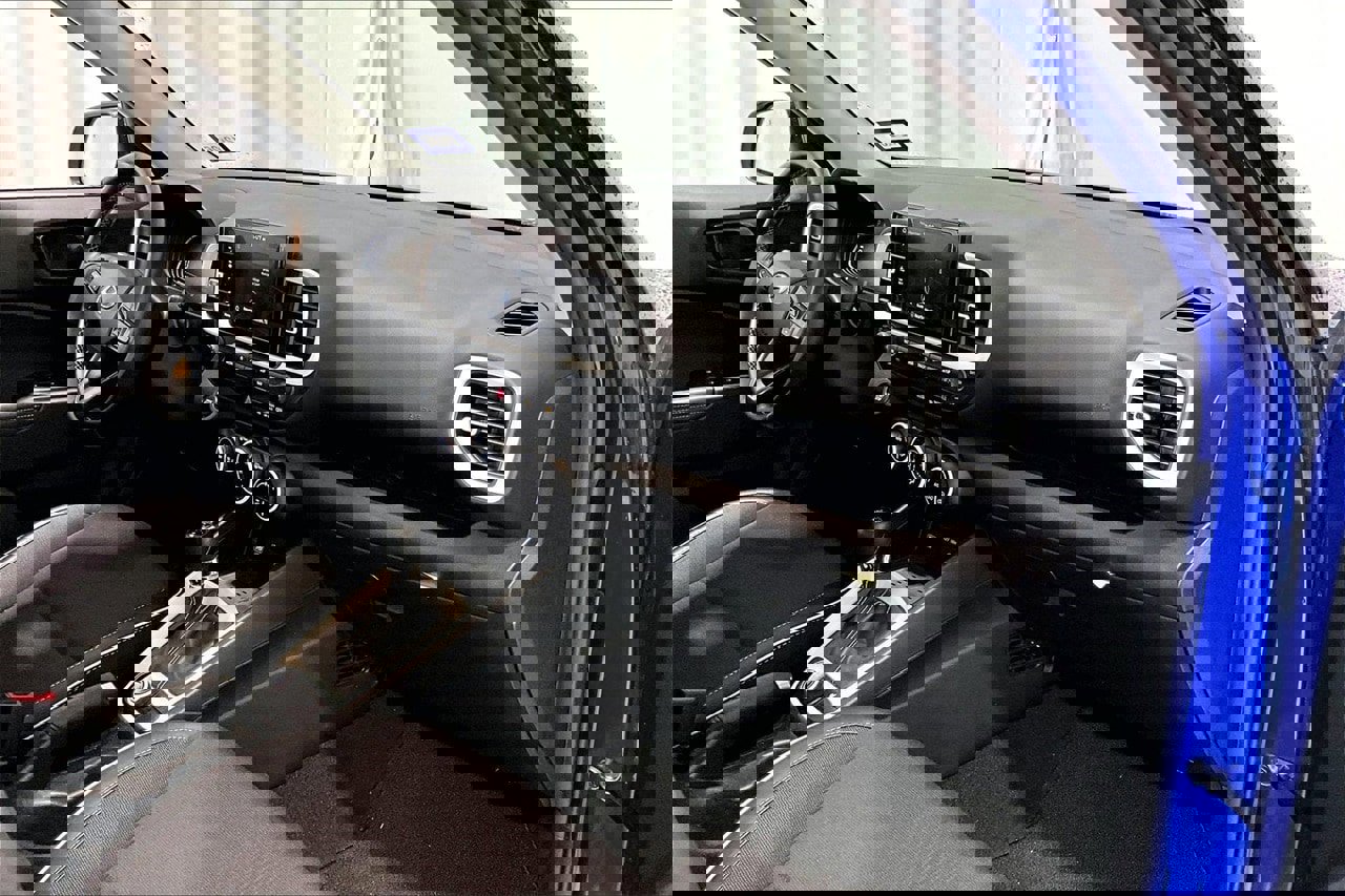 Used 2025 Hyundai Venue Limited image 28