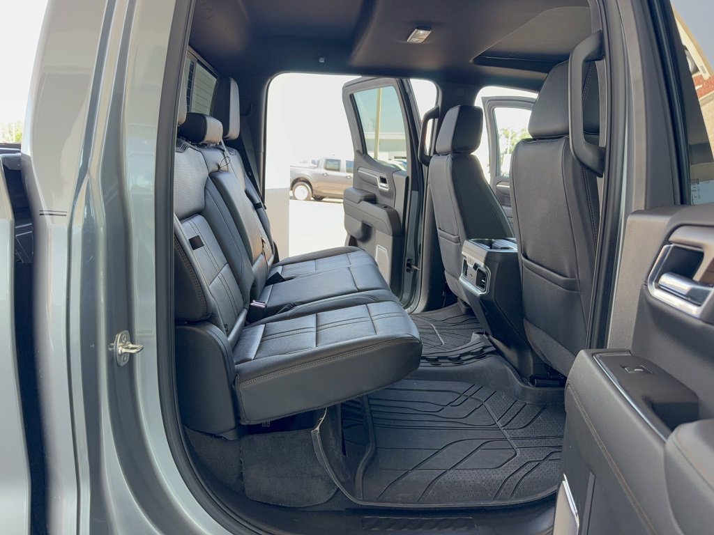 Used 2025 Chevrolet Silverado 1500 High Country AWD/4WD image 16