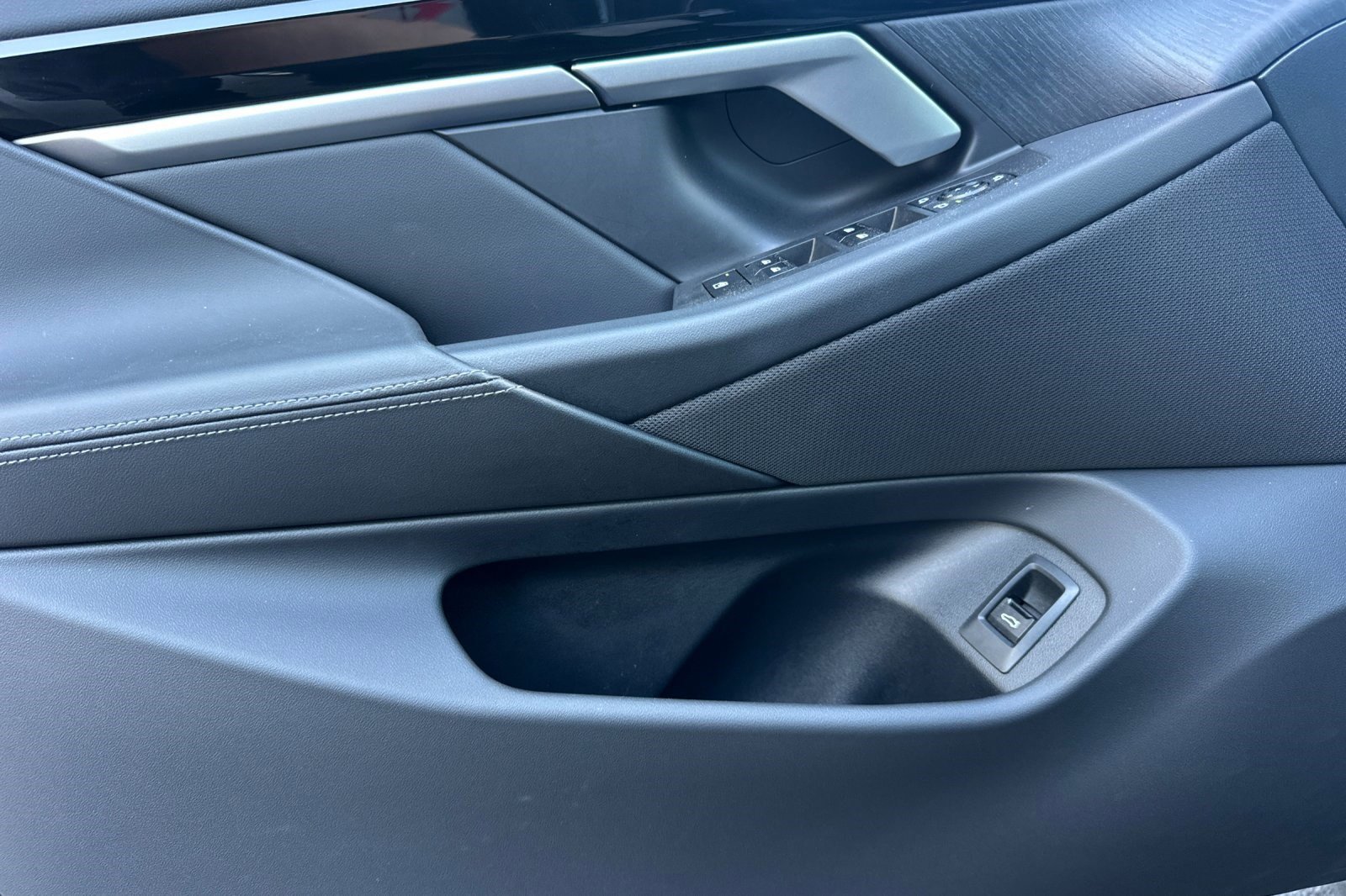 Used 2025 BMW 530i w/ Premium Package image 12