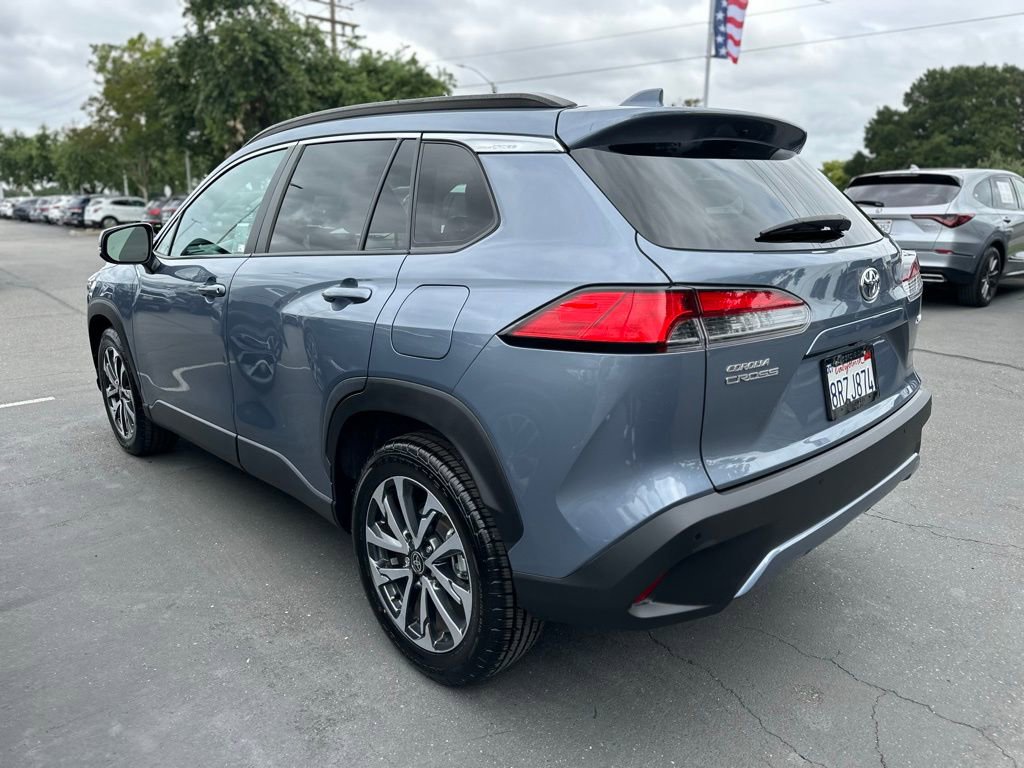 Used 2022 Toyota Corolla Cross XLE w/ Convenience Package FWD image 4