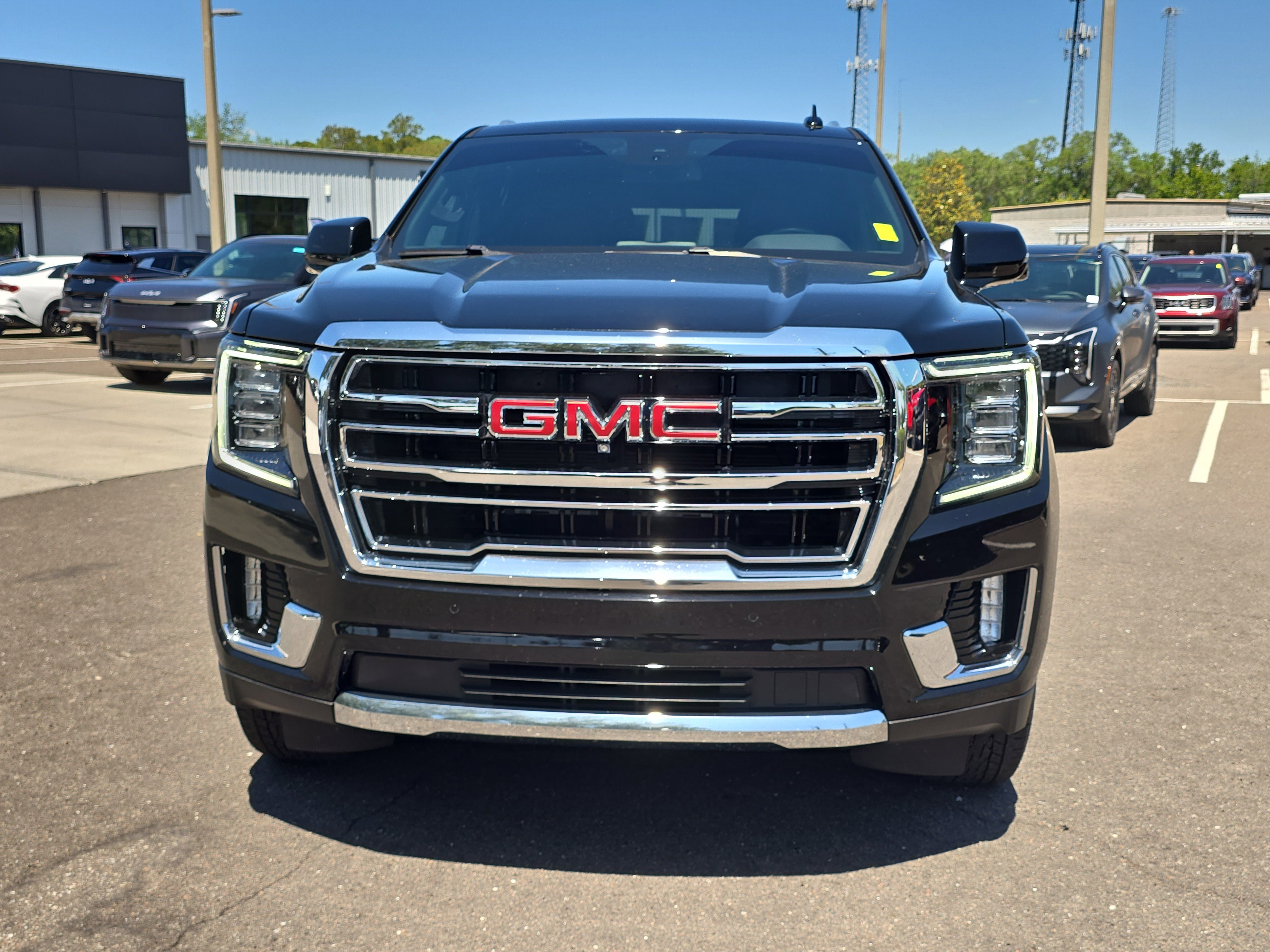 Used 2023 GMC Yukon SLT w/ SLT Luxury Package AWD/4WD image 3