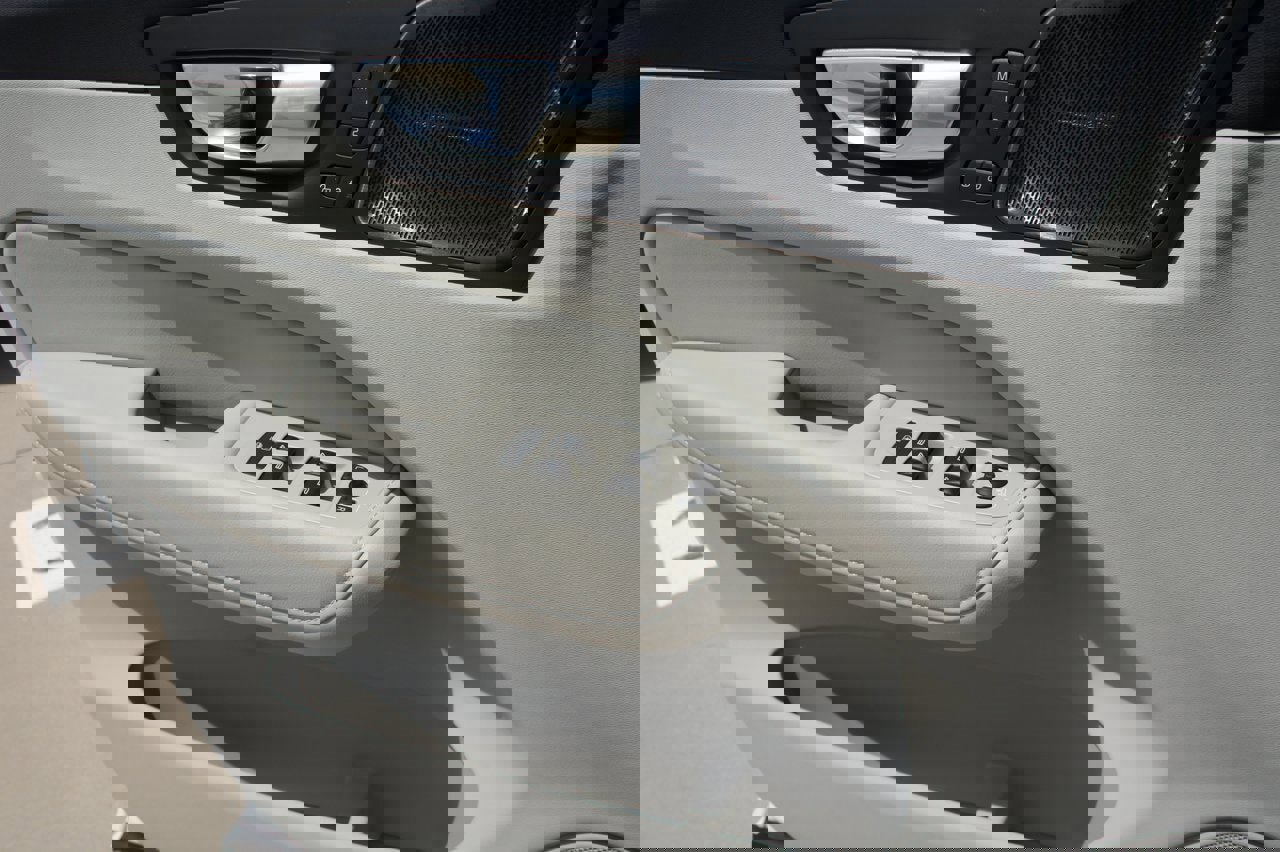 New 2026 Volvo XC60 B5 Ultra w/ Protection Package Premier image 16