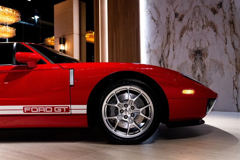 Used 2005 Ford GT RWD image 17
