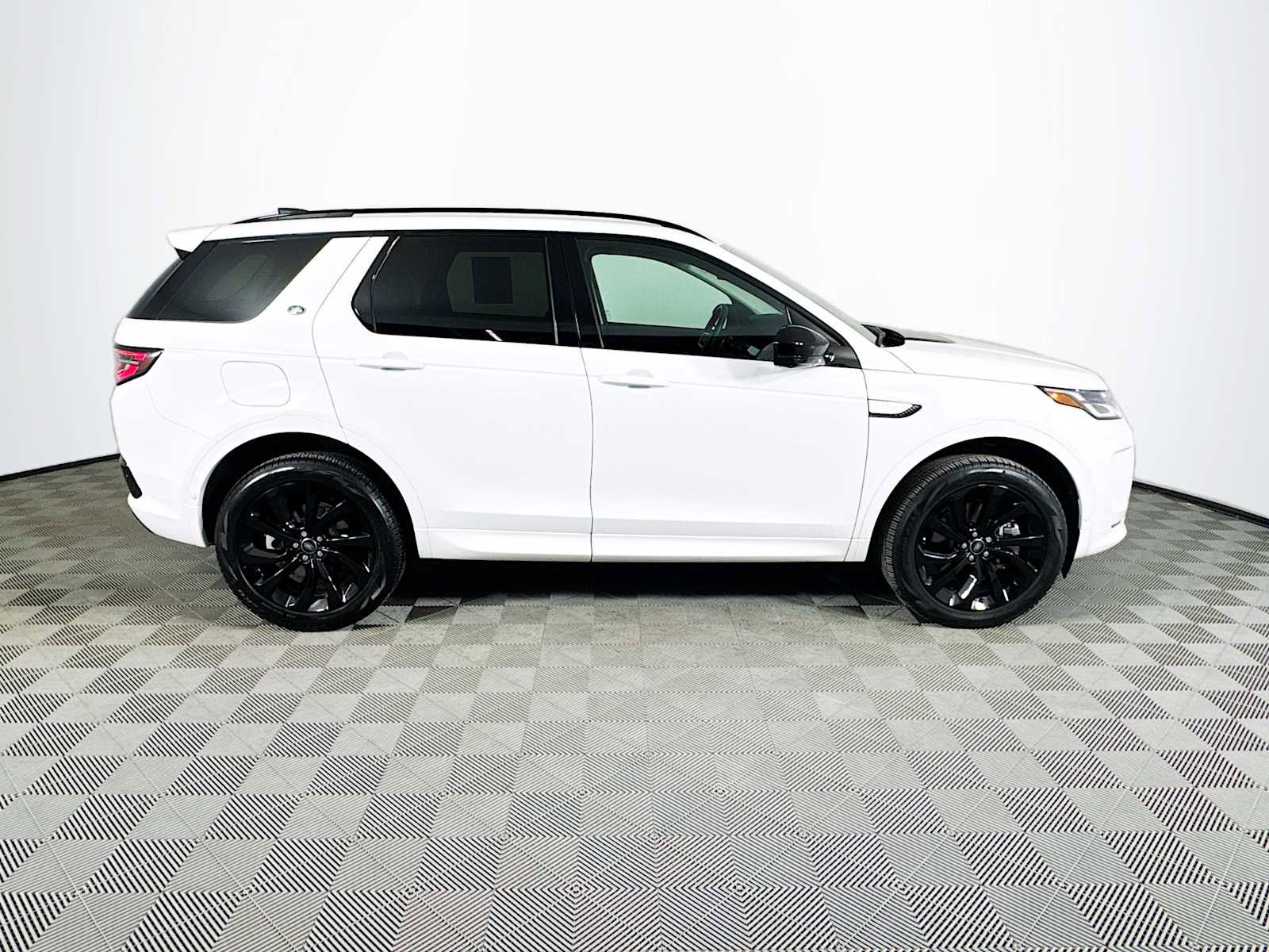 Used 2025 Land Rover Discovery Sport S image 4