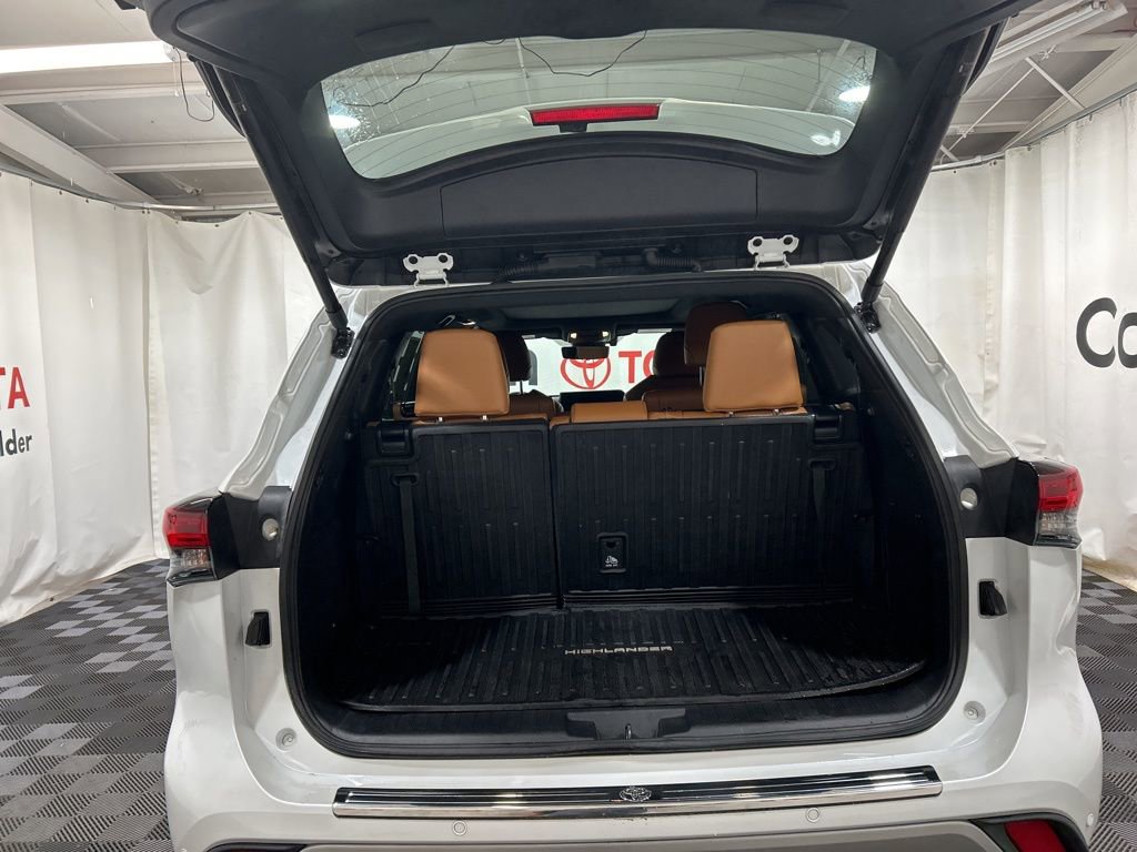 Used 2025 Toyota Highlander Platinum image 18