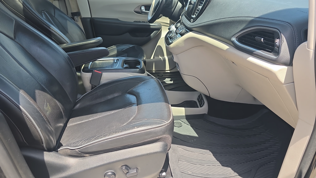 Used 2018 Chrysler Pacifica Limited FWD image 13