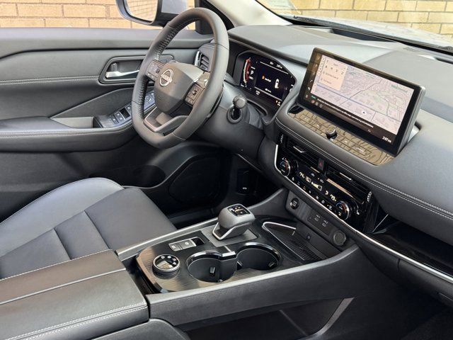 Used 2025 Nissan Rogue SL w/ Tech Package image 10