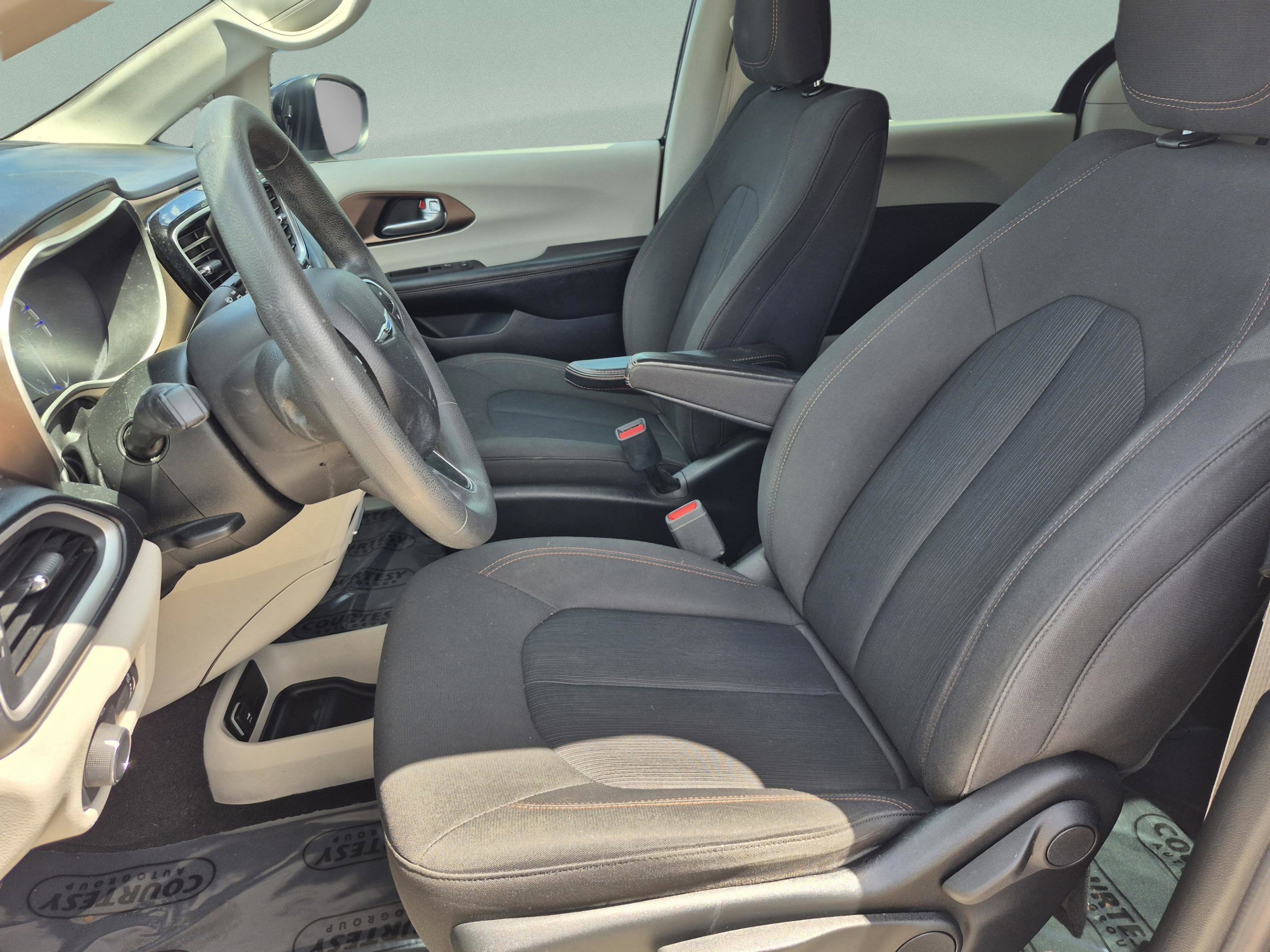 Used 2018 Chrysler Pacifica L image 18