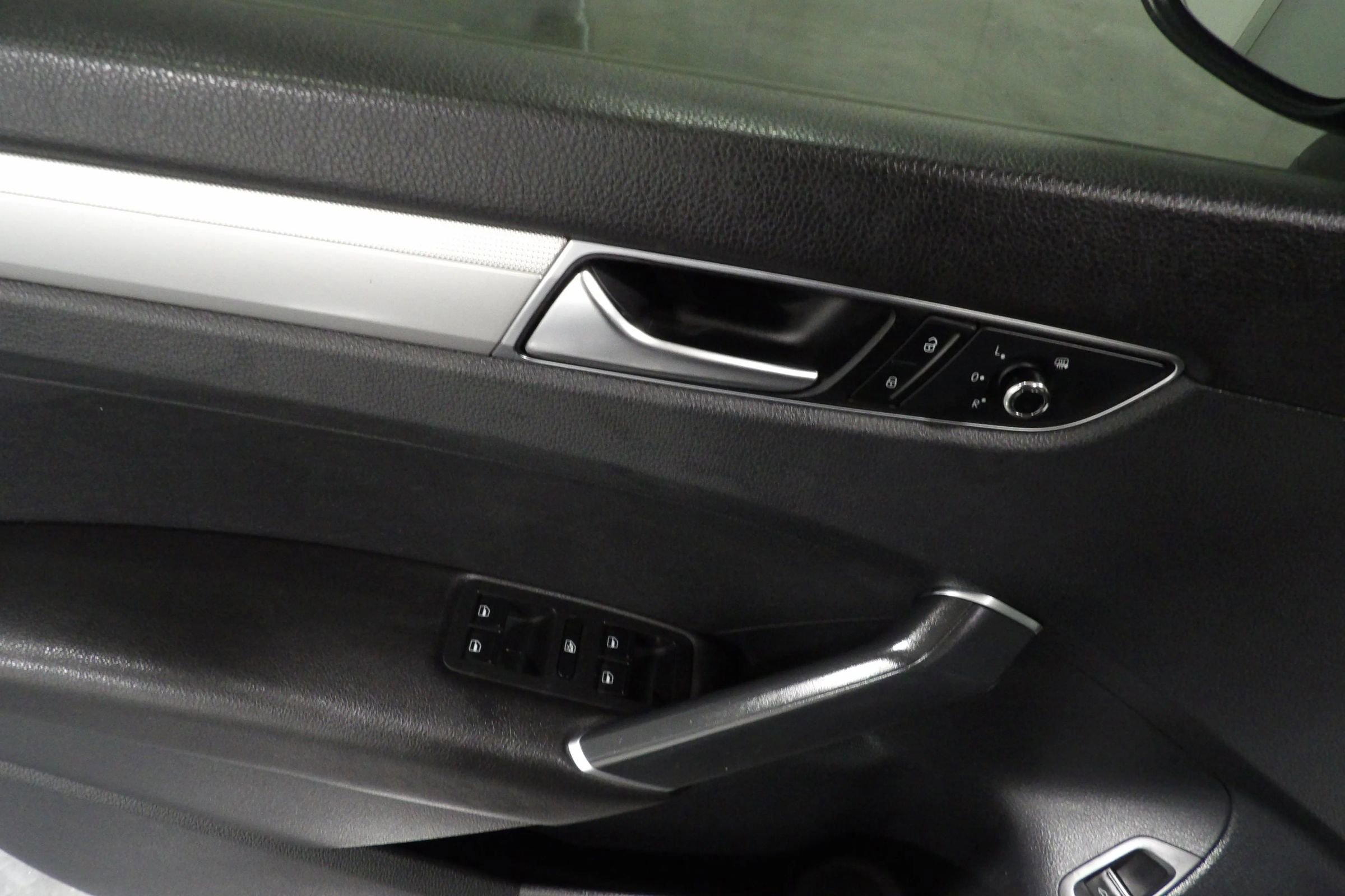 Used 2018 Volkswagen Passat 2.0T S image 9