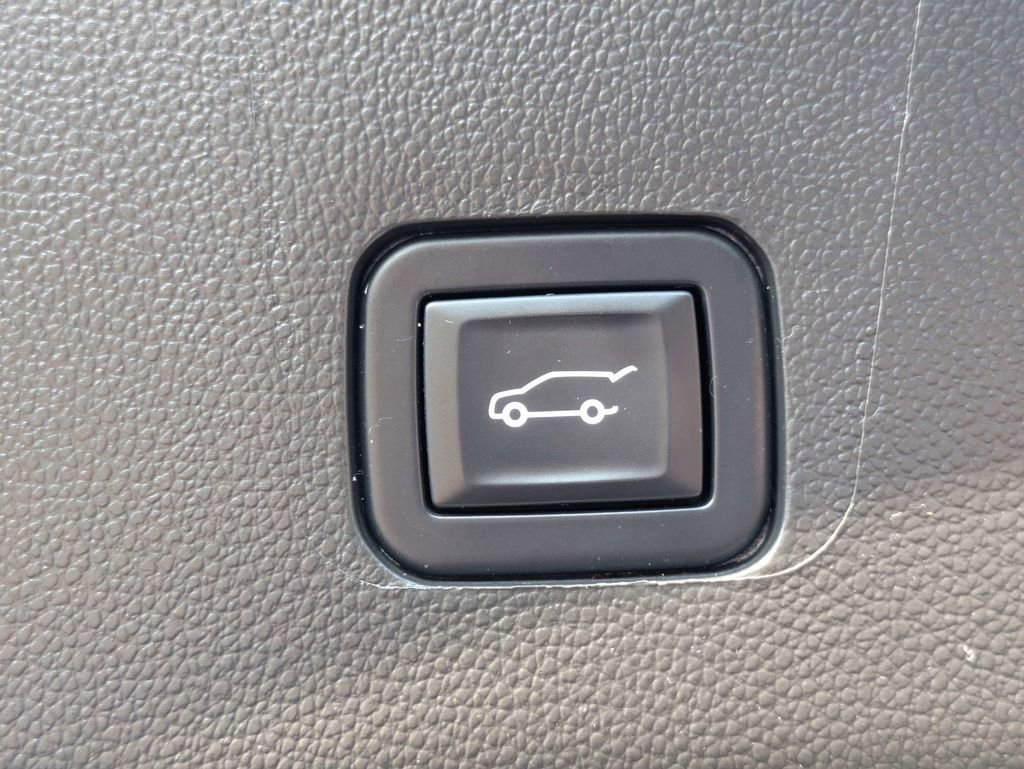 Used 2022 Chevrolet Traverse LT FWD image 15