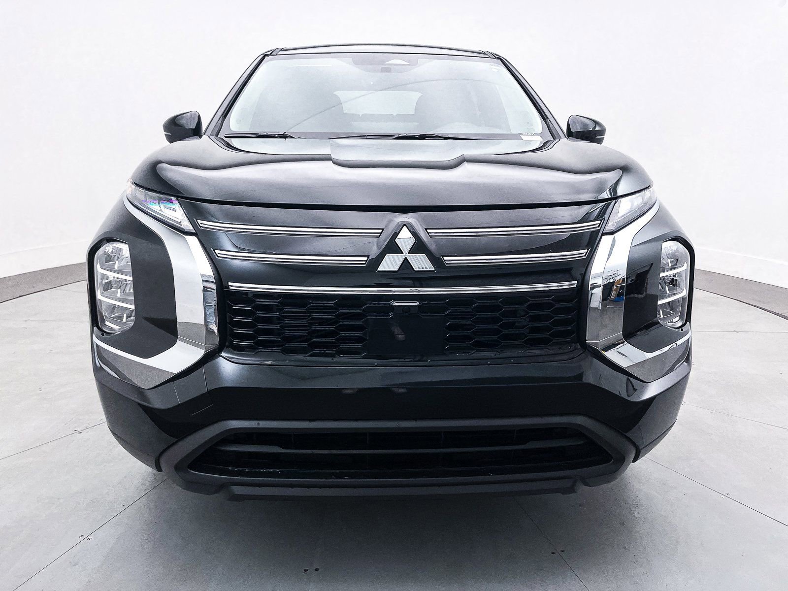 New 2025 Mitsubishi Outlander ES image 2