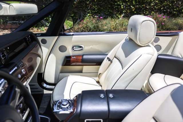 Used 2015 Rolls-Royce Phantom Drophead Coupe image 27
