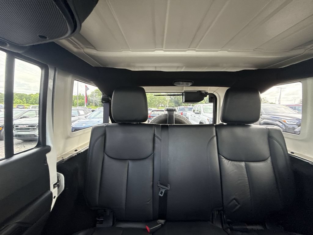 Used 2017 Jeep Wrangler Unlimited Sahara AWD/4WD image 11