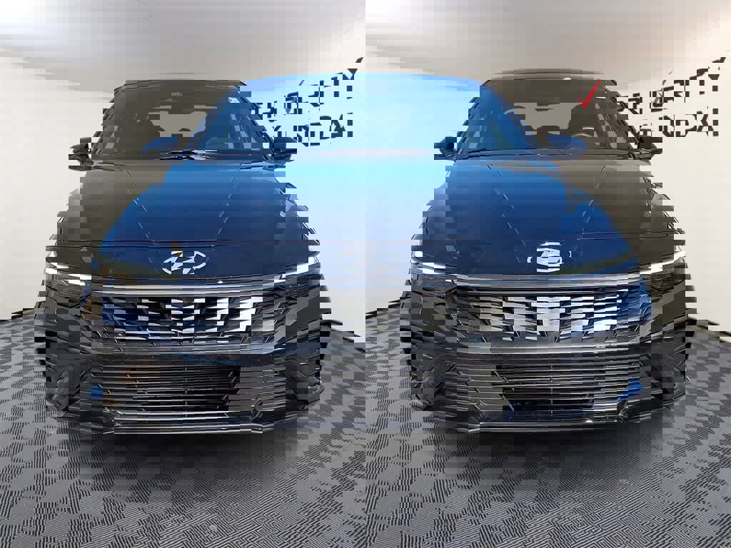 Used 2025 Hyundai Elantra Sport image 2