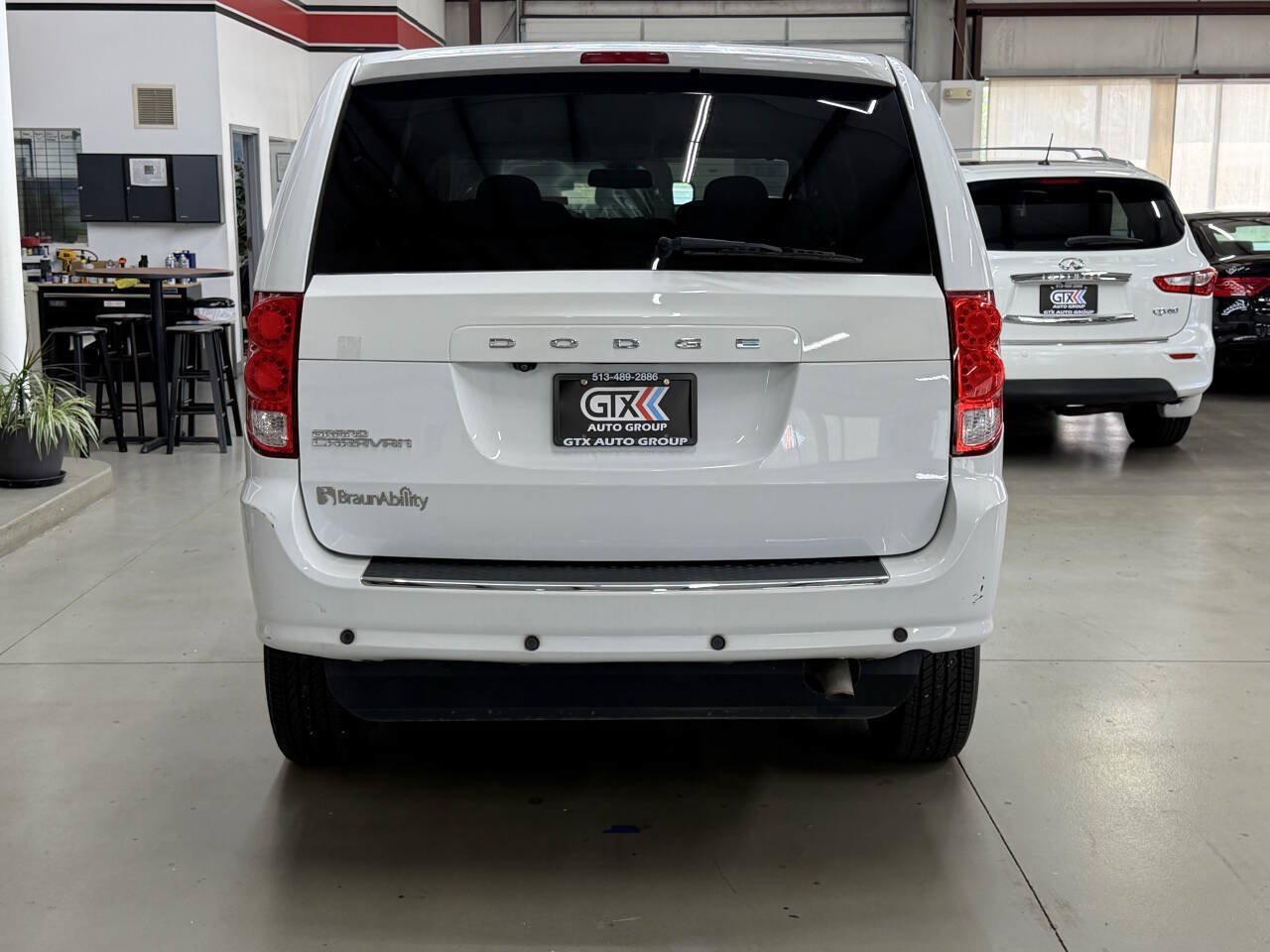 Used 2018 Dodge Grand Caravan SE FWD image 3