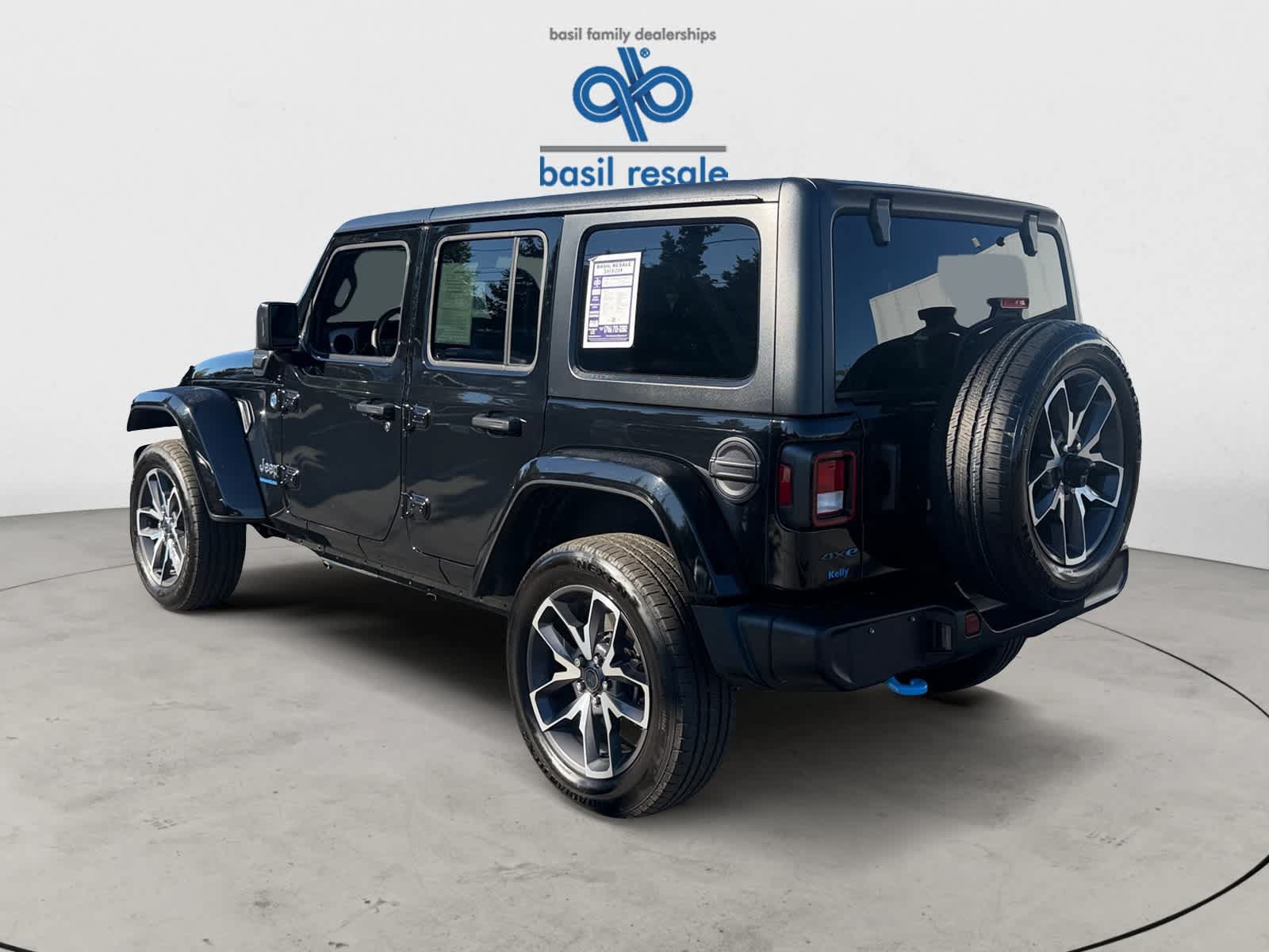 Used 2024 Jeep Wrangler Unlimited w/ Convenience Group AWD/4WD image 4