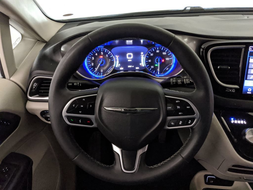 Used 2024 Chrysler Pacifica Touring-L FWD image 11
