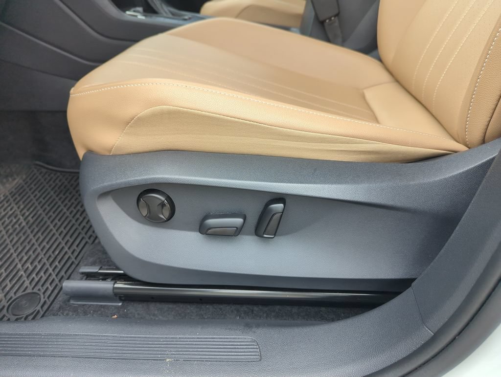 Certified 2024 Volkswagen Tiguan SE w/ Panoramic Sunroof Package FWD image 13