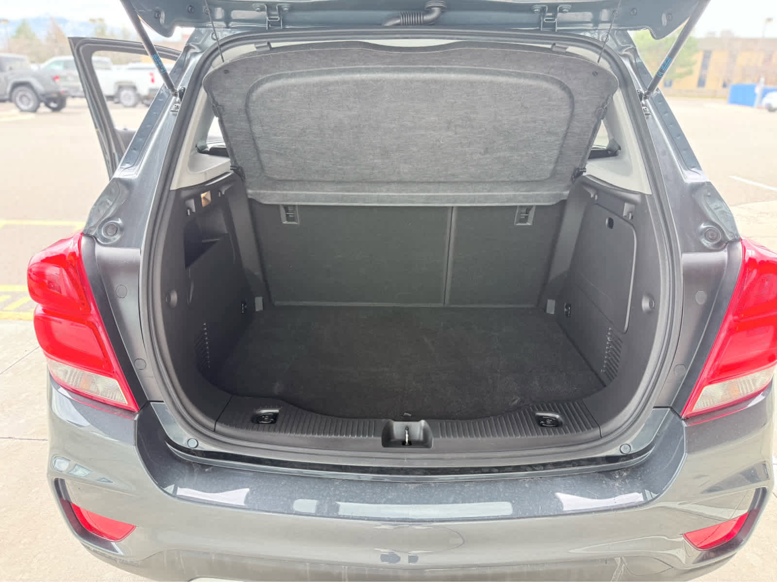 Used 2022 Chevrolet Trax LT w/ LT Convenience Package image 34